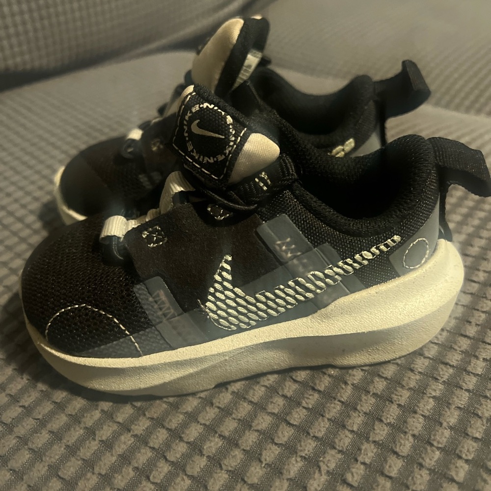 Nike toddler sneakers 6C